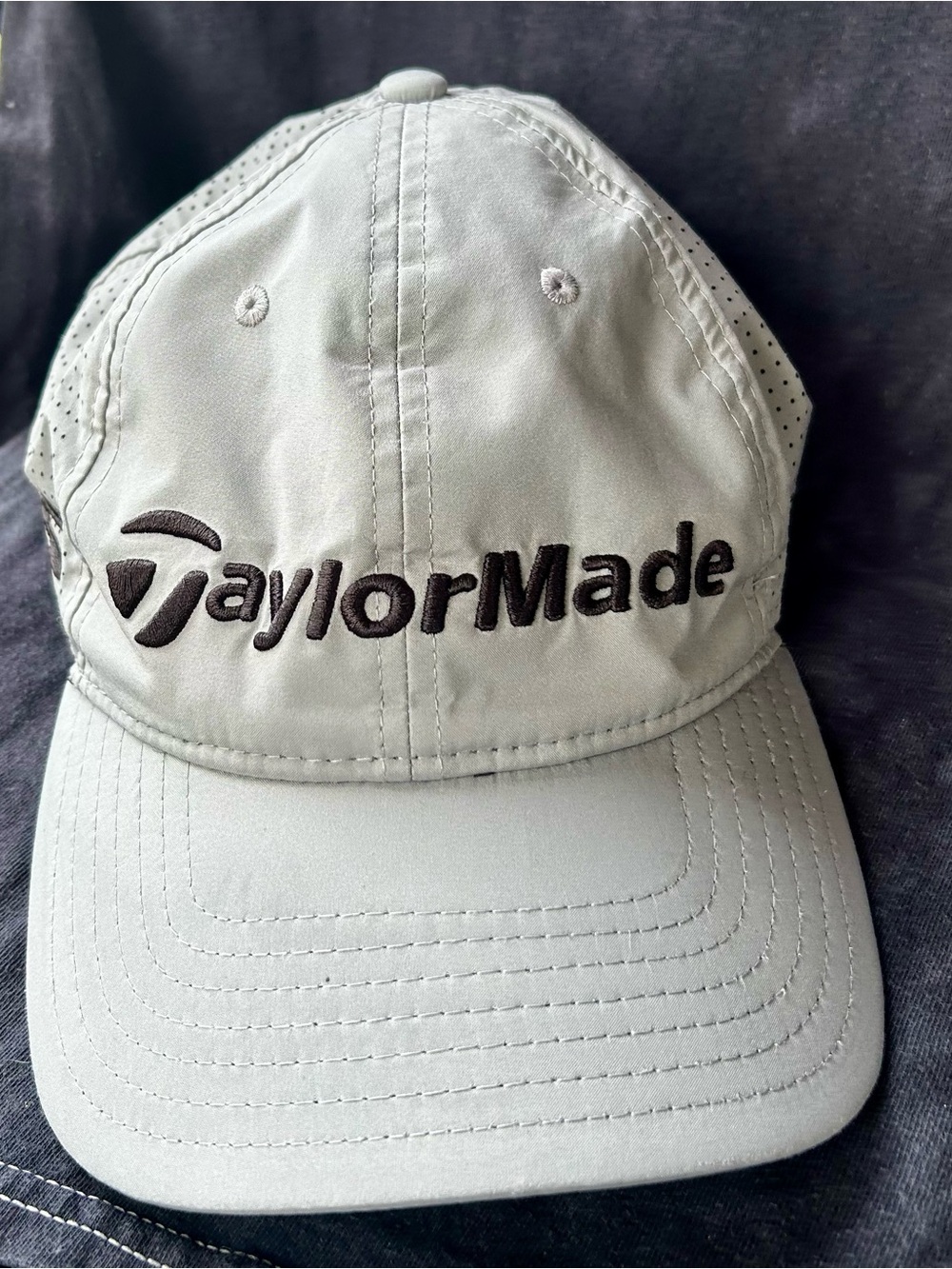 TaylorMade Light Gray and Black Logo Golf Cap stealth activewear Athleisure